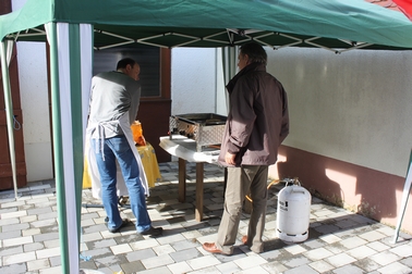 unser Vorsitzender am Grill im Gespräch mit unserem Fraktionsvorstizenden Vorschaubild